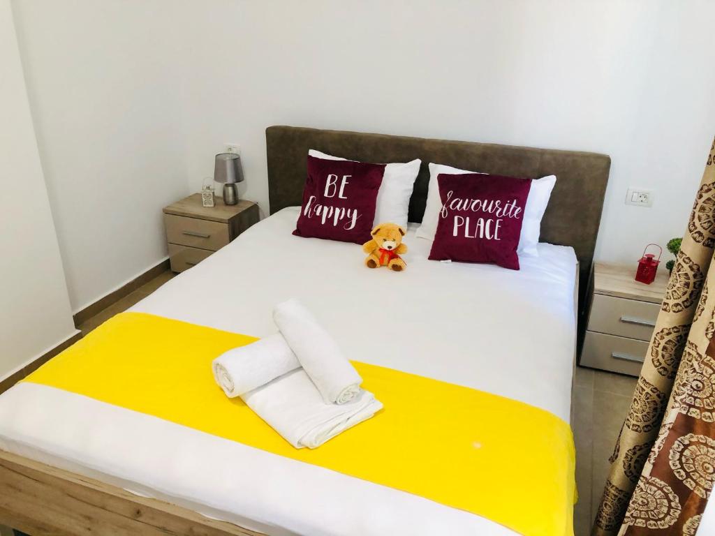 um quarto com uma cama com toalhas e almofadas em Joy City Stay Paris 5&6 em Timisoara