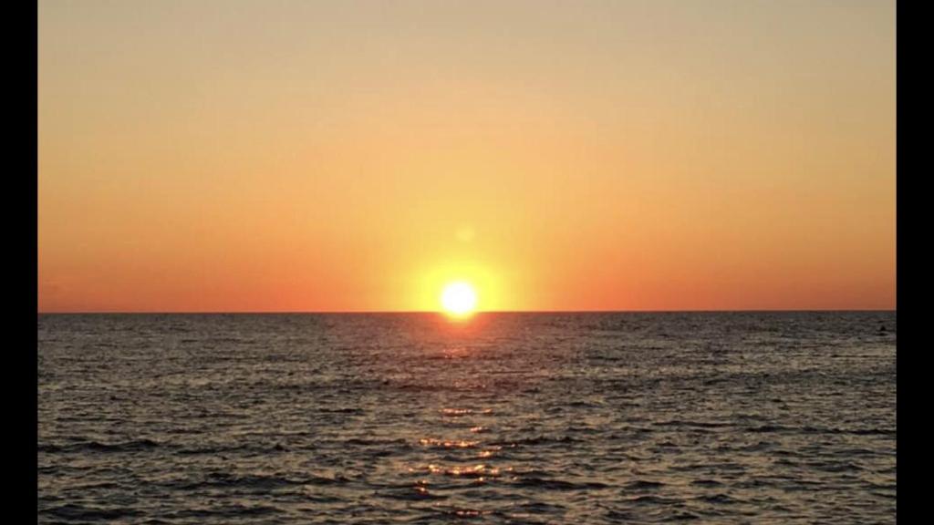 - un coucher de soleil sur l'océan et le ciel dans l'établissement Ajaccio centre ville cosy et spacieux avec climatisation, grande terrasse et vue mer, à Ajaccio