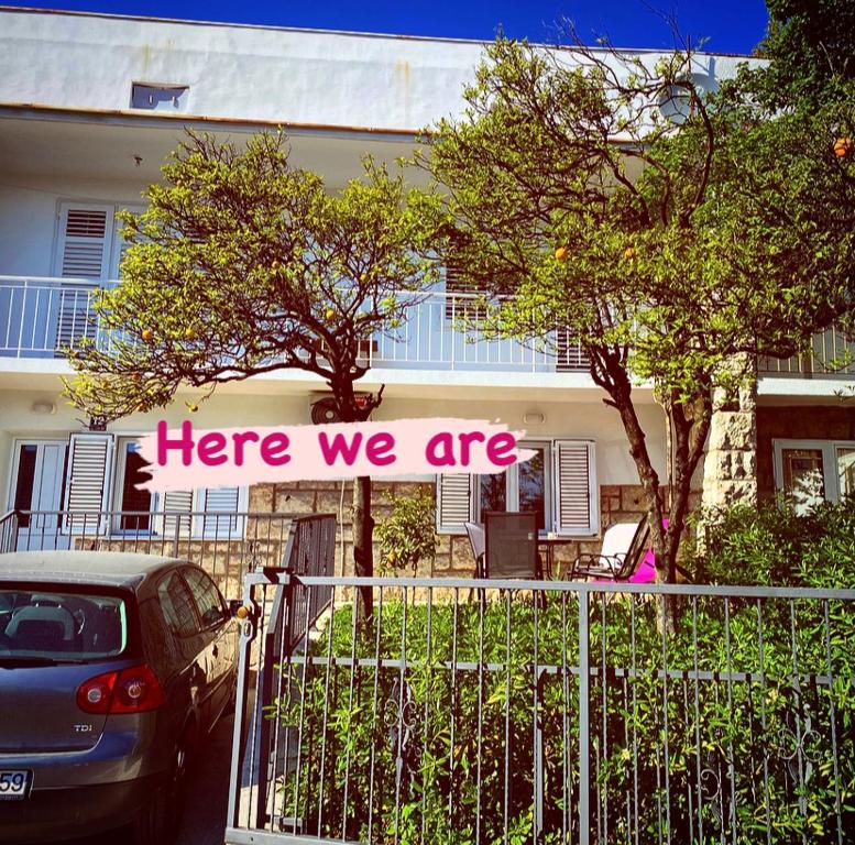 Una señal que dice que estamos frente a una casa. en NaPjacu with own parking and garden, en Herceg-Novi