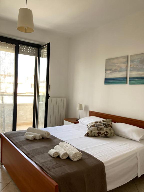 sypialnia z łóżkiem i dwoma ręcznikami na nim w obiekcie Essence Appartament w mieście Polignano a Mare