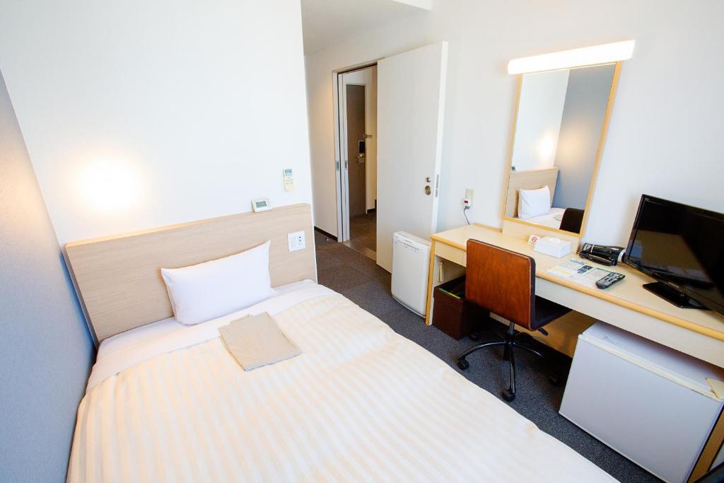 Postel nebo postele na pokoji v ubytování Super Hotel Matsuyama