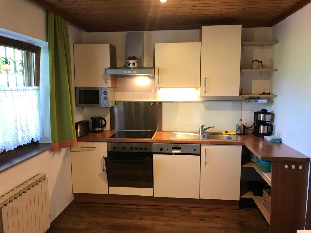 Kuchyňa alebo kuchynka v ubytovaní Haus Fernsebner