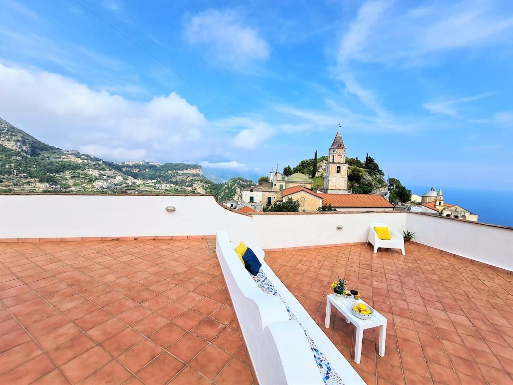 un toit en carrelage avec une table au-dessus d'un bâtiment dans l'établissement La Casa Dei Venti, à Amalfi
