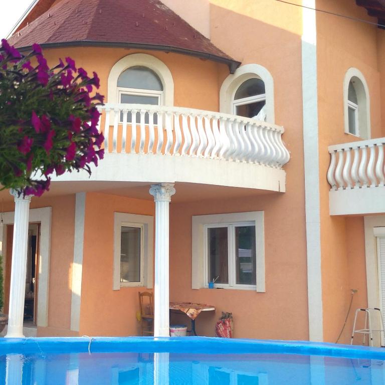 una casa con balcone e piscina di Castle de Dios a Novi Sad