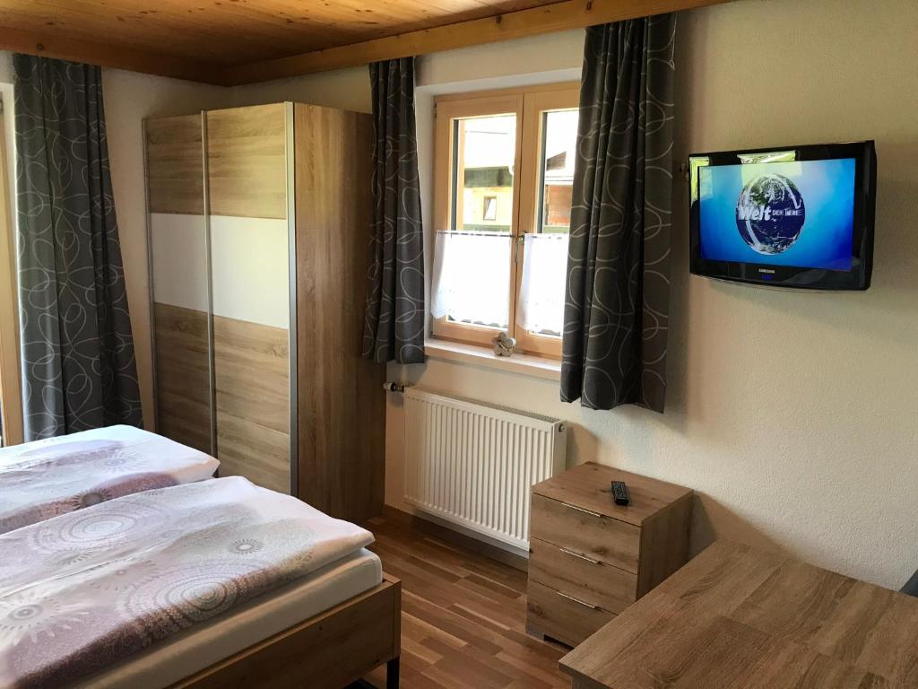 Televízia a/alebo spoločenská miestnosť v ubytovaní Haus Fernsebner