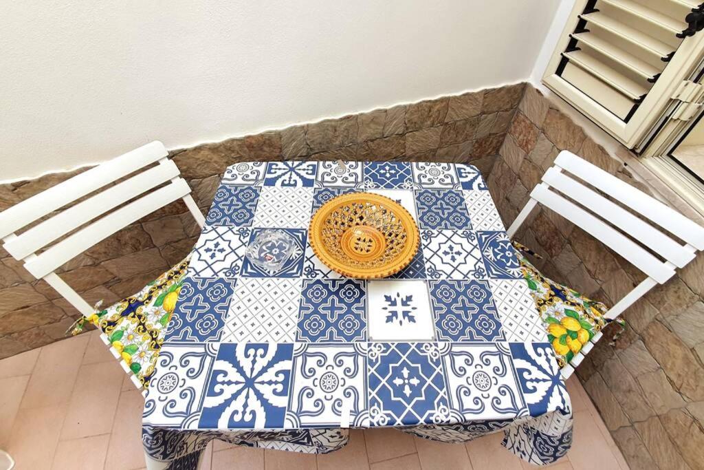 un tavolo con piastrelle bianche e blu di Casa Celeste 2 a Noto