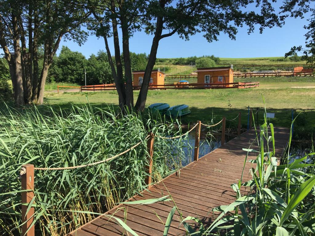Vonkajšia záhrada v ubytovaní Siedlisko nr 4E i 4F nad jeziorem Skarlińskim, jezioro, mazury, domki letniskowe, bania