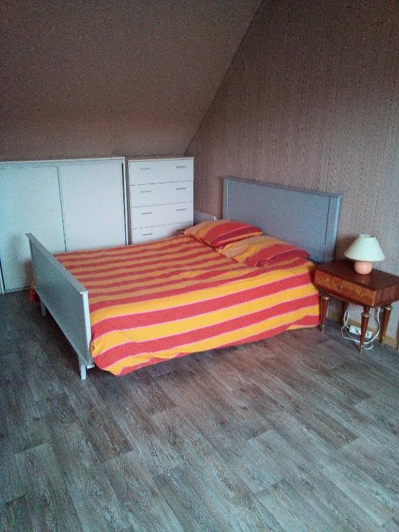 une chambre avec un grand lit et une table dans l'établissement Chambre familliale, à Questembert