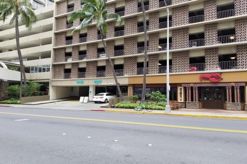 een lege straat voor een groot gebouw bij Ilikai Marina Studio City View Condos with Fully Equipped Kitchens & Free Wifi in Honolulu