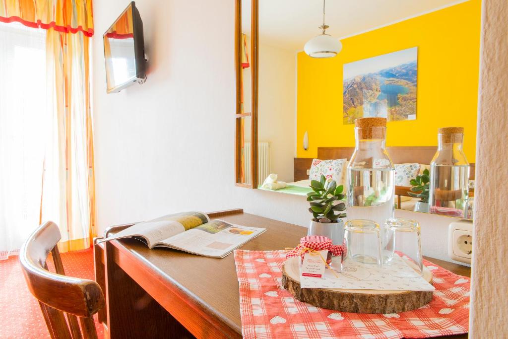 Posezení v ubytování Hotel garni Weberhäusl