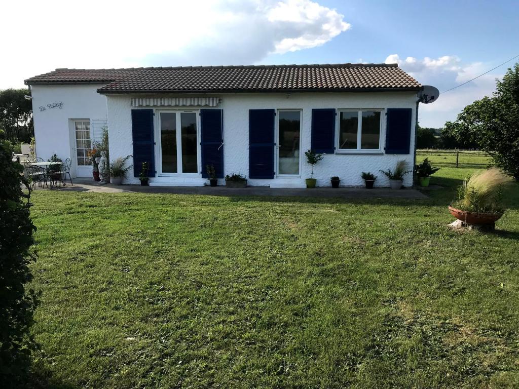 una casa blu e bianca con cortile di Le Cottage a Vinax