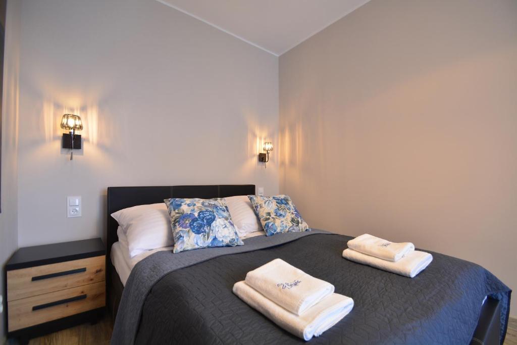 1 dormitorio con 1 cama con 2 toallas en Apartamenty Bryza-Monte Cassino 8 en Świnoujście