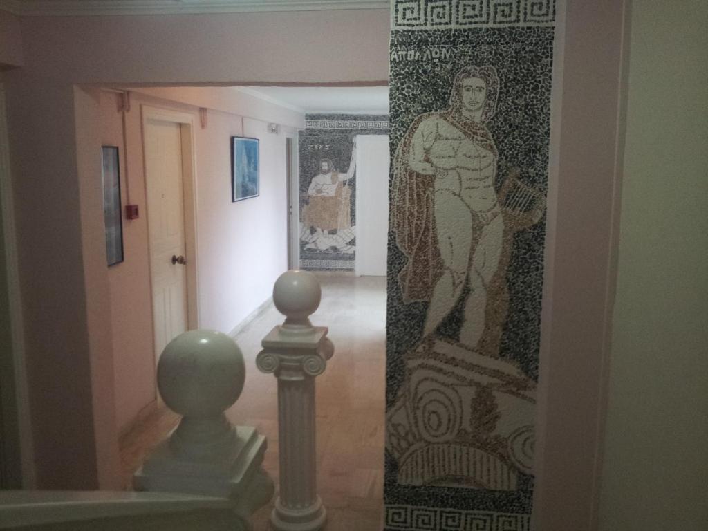 mozaikowa ściana w korytarzu z obrazem w obiekcie Hotel Apollon w mieście Rio