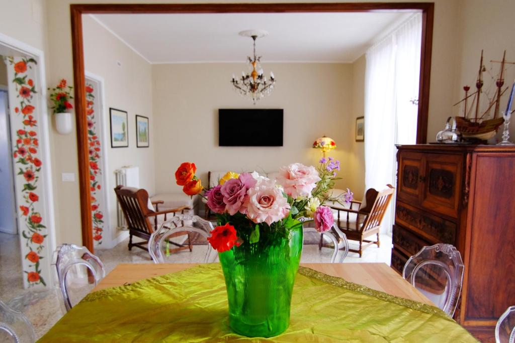 un vaso verde pieno di fiori su un tavolo di B&B Relais Radoccia a San Vito Chietino