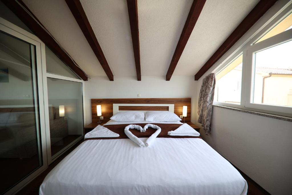 Postel nebo postele na pokoji v ubytování Hotel Murter