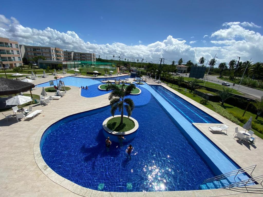 eine Draufsicht auf einen Swimmingpool in einem Resort in der Unterkunft Muro Alto Condomínio Clube - Apto 314 in Porto De Galinhas
