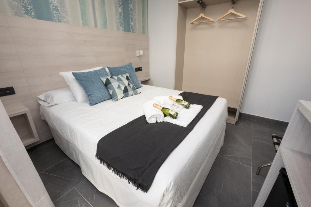 Postel nebo postele na pokoji v ubytování NERJA-CENTRO-JACUZZI- MIRADOR DE LA ERMITA- Adults Recommended