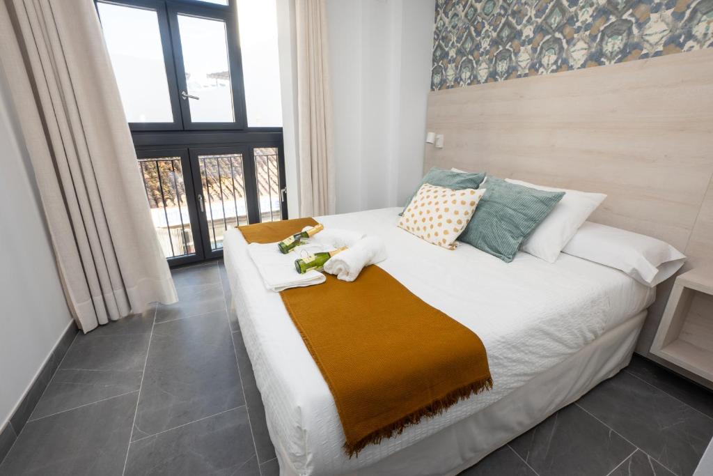Postel nebo postele na pokoji v ubytování NERJA-CENTRO-JACUZZI- MIRADOR DE LA ERMITA- Adults Recommended