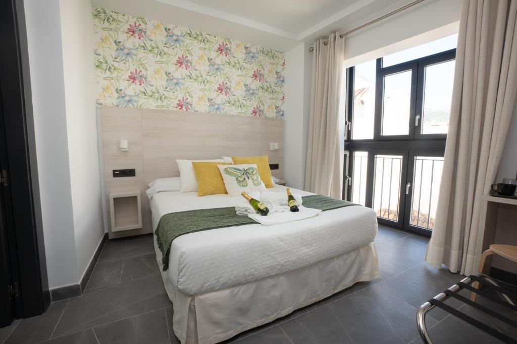 Postel nebo postele na pokoji v ubytování NERJA-CENTRO-JACUZZI- MIRADOR DE LA ERMITA- Adults Recommended