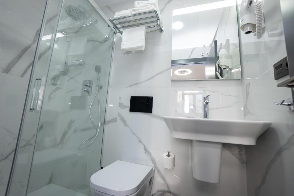 Koupelna v ubytování NERJA-CENTRO-JACUZZI- MIRADOR DE LA ERMITA- Adults Recommended