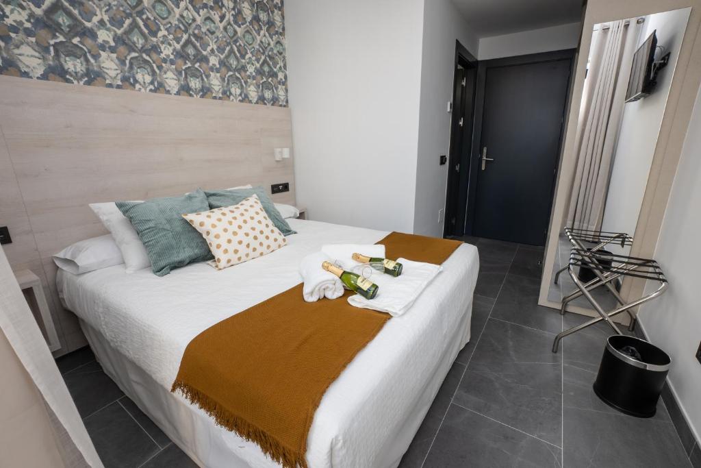 Postel nebo postele na pokoji v ubytování NERJA-CENTRO-JACUZZI- MIRADOR DE LA ERMITA- Adults Recommended