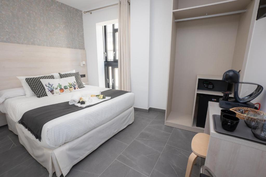 Postel nebo postele na pokoji v ubytování NERJA-CENTRO-JACUZZI- MIRADOR DE LA ERMITA- Adults Recommended