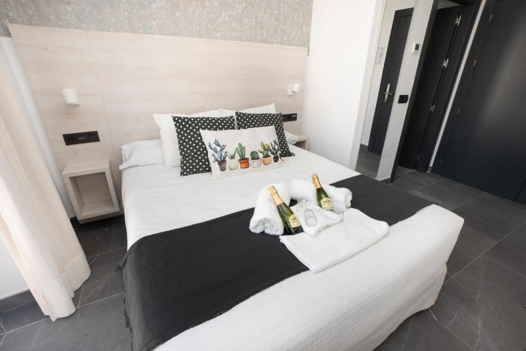 Postel nebo postele na pokoji v ubytování NERJA-CENTRO-JACUZZI- MIRADOR DE LA ERMITA- Adults Recommended