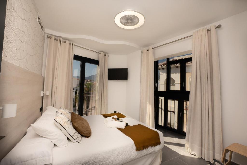 Postel nebo postele na pokoji v ubytování NERJA-CENTRO-JACUZZI- MIRADOR DE LA ERMITA- Adults Recommended