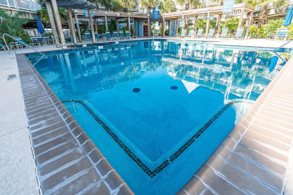 uma grande piscina com uma piscina em forma de coração em Enjoy your Beach Daze Steps to the sand at Seascape em Galveston