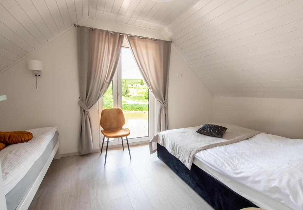 Postel nebo postele na pokoji v ubytování DOMKI ZACISZE Chmielno Kaszuby - nowe i wyjątkowe cottage - spokój
