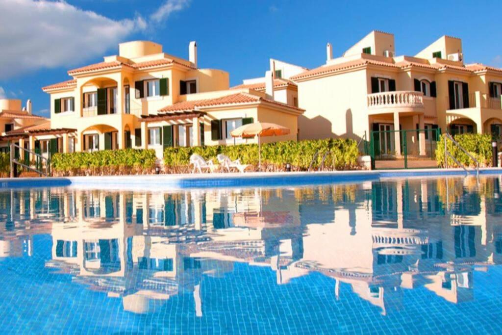 una piscina frente a una villa en El Paraiso Residence Club Mallorca, en Sa Ràpita