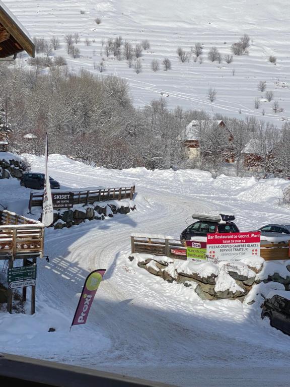 a car is driving down a snow covered road at Logement 4&#47;6 personnes à la montagne avec piscine in Saint-Sorlin-dʼArves