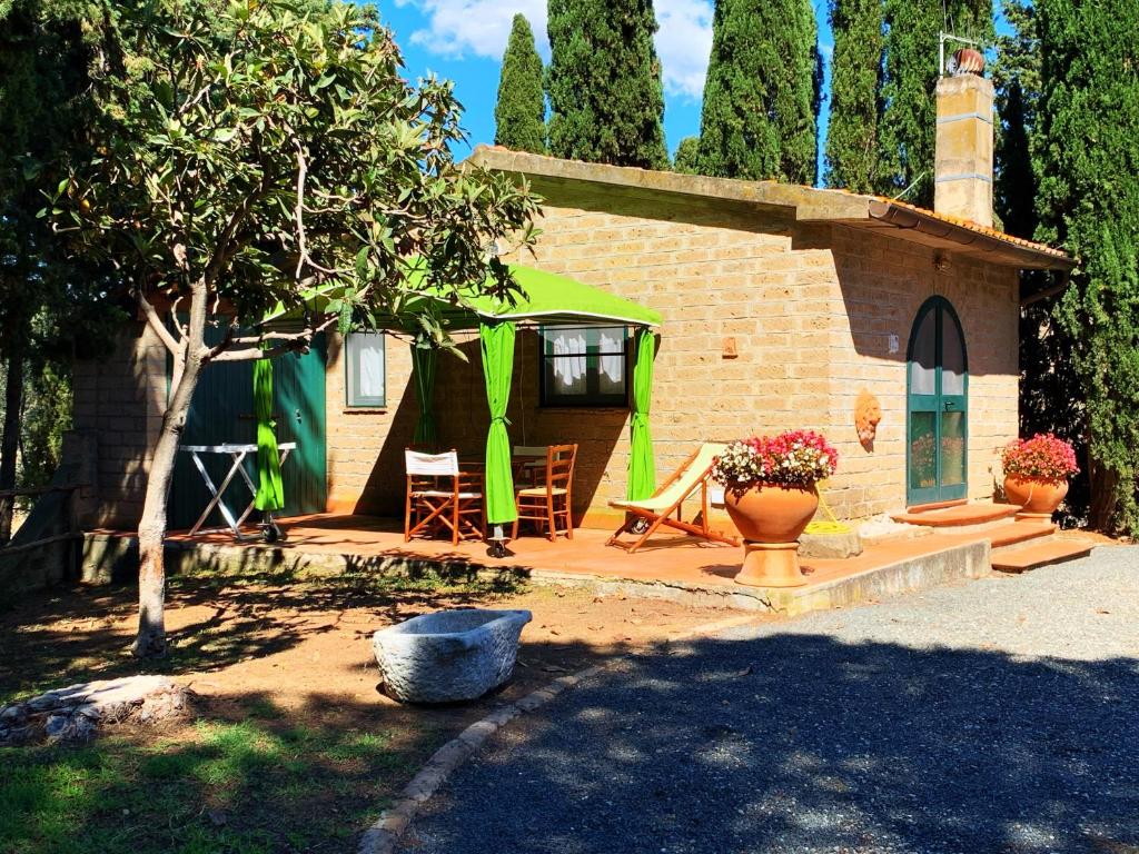 カスティリオーネ・デッラ・ペスカーイアにあるIl Forno Di Renzoの庭にパティオ付きの小さな緑の家