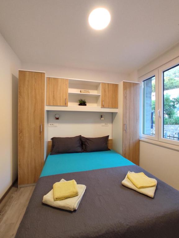 um quarto com uma cama com duas toalhas em Apartment Ravnice em Omiš