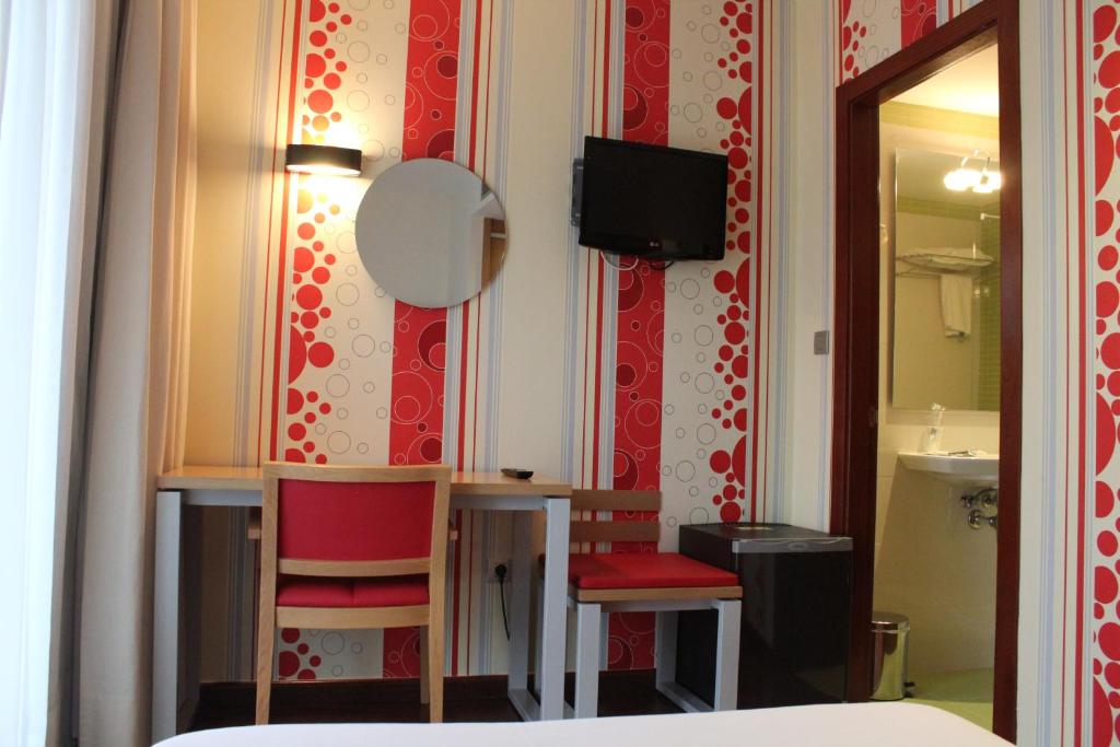 A television and/or entertainment centre at Hotel Ril