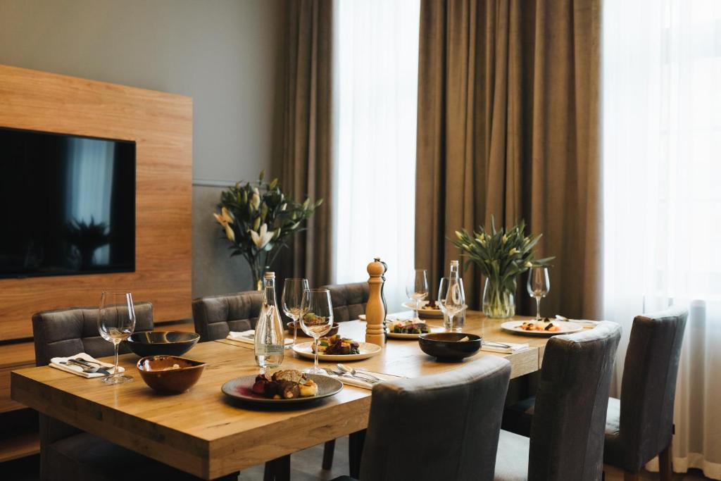 RATUSZOVA Stary Rynek Old Market PREMIUM Apartments & Restaurant AD 1954 - 19