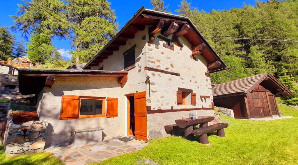 a building with a picnic table in front of it at Chalet Courmayeur in Courmayeur
