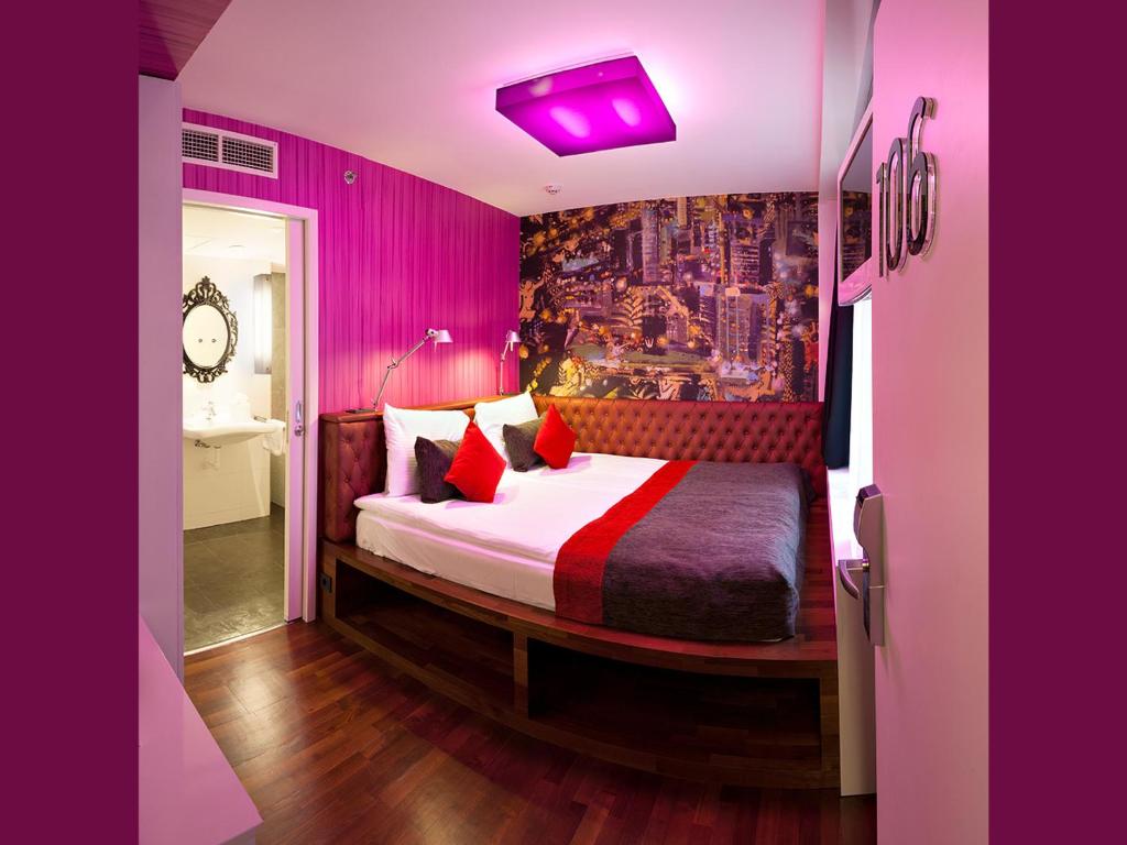 Postel nebo postele na pokoji v ubytování Bohem Art Hotel