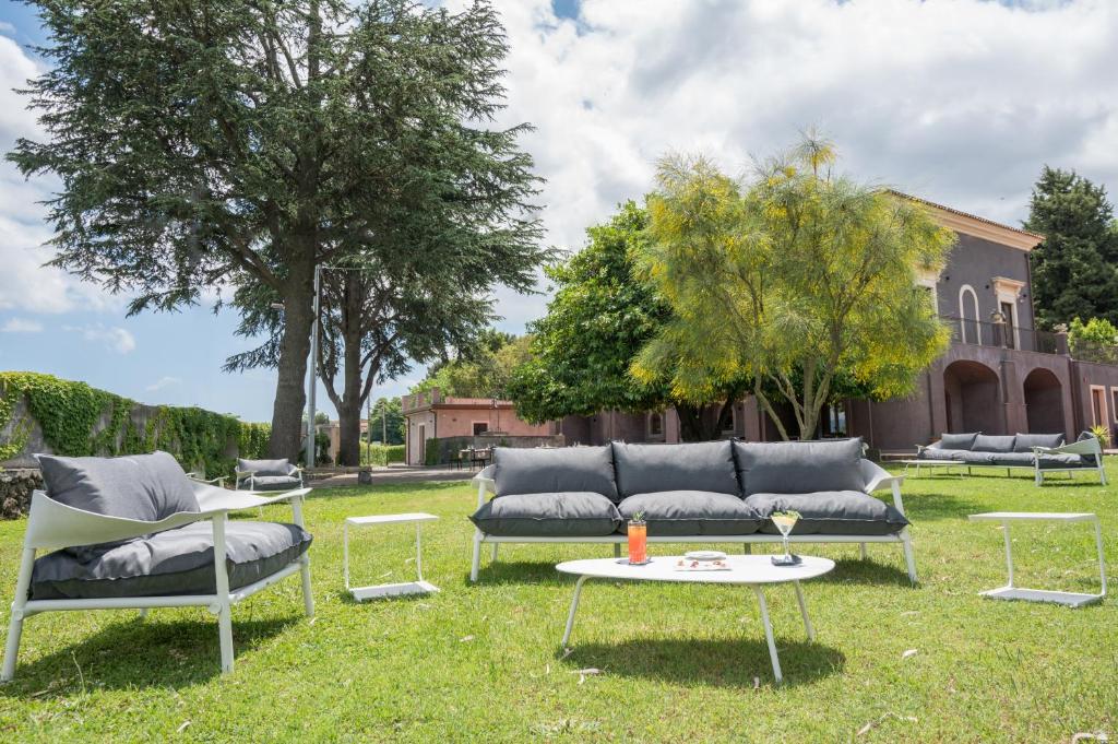 einen Hof mit zwei Sofas und einem Tisch in der Unterkunft Santoro Country House in Castiglione di Sicilia