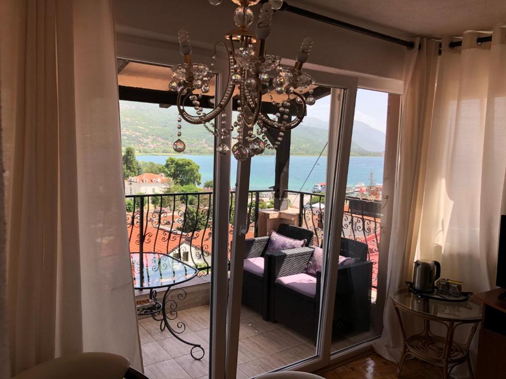 einen Kronleuchter im Wohnzimmer mit Balkon in der Unterkunft Villa Stefanija in Ohrid