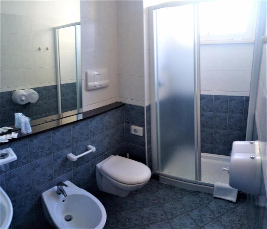 Koupelna v ubytování Hotel Corona
