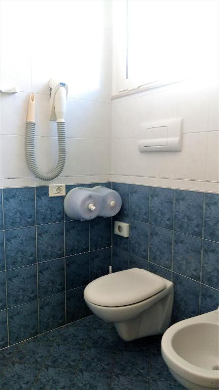 Koupelna v ubytování Hotel Corona
