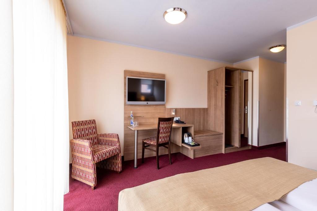 TV a/nebo společenská místnost v ubytování Hotel An der Eiche