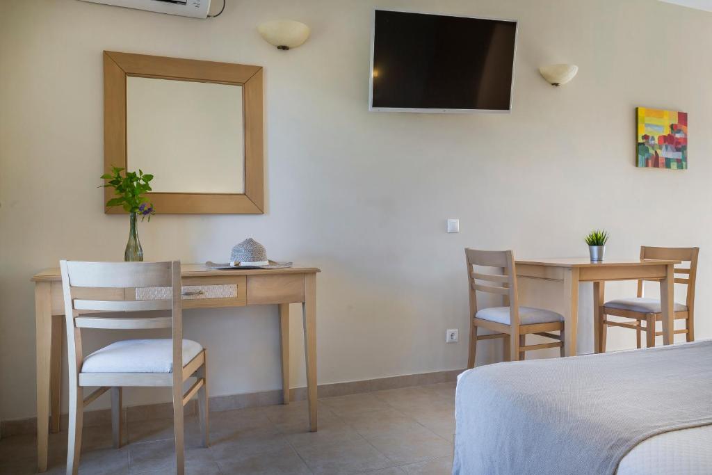 TV a/nebo společenská místnost v ubytování ASTRA Village Resort
