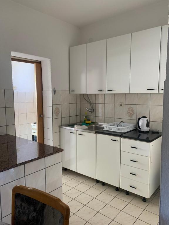 Kuchyň nebo kuchyňský kout v ubytování APARTMAN ADRIANA