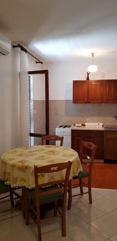 Kuchyň nebo kuchyňský kout v ubytování Apartmani Ivanka Simuni