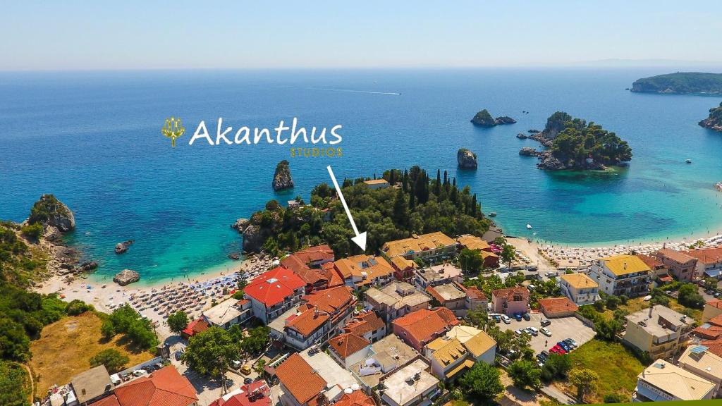 una vista aerea di una spiaggia con case e l'oceano di AKANTHUS STUDIOS - Ex Vergos Pavlos a Párga