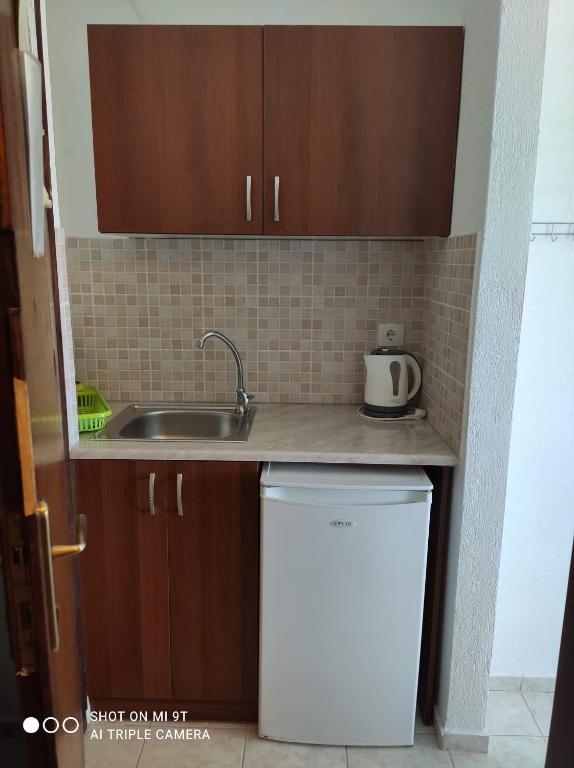 Kuchyň nebo kuchyňský kout v ubytování Sivota Rooms Athanasiou