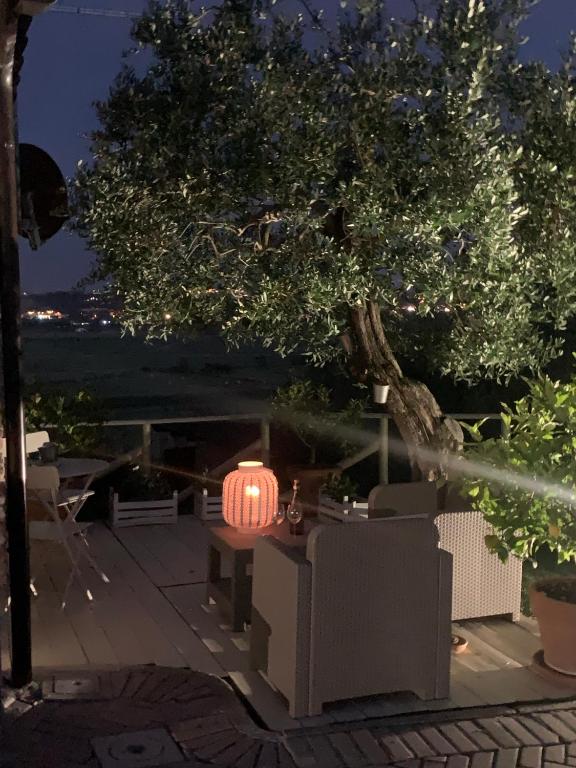 Balkón alebo terasa v ubytovaní Locazione turistica Casa olivo