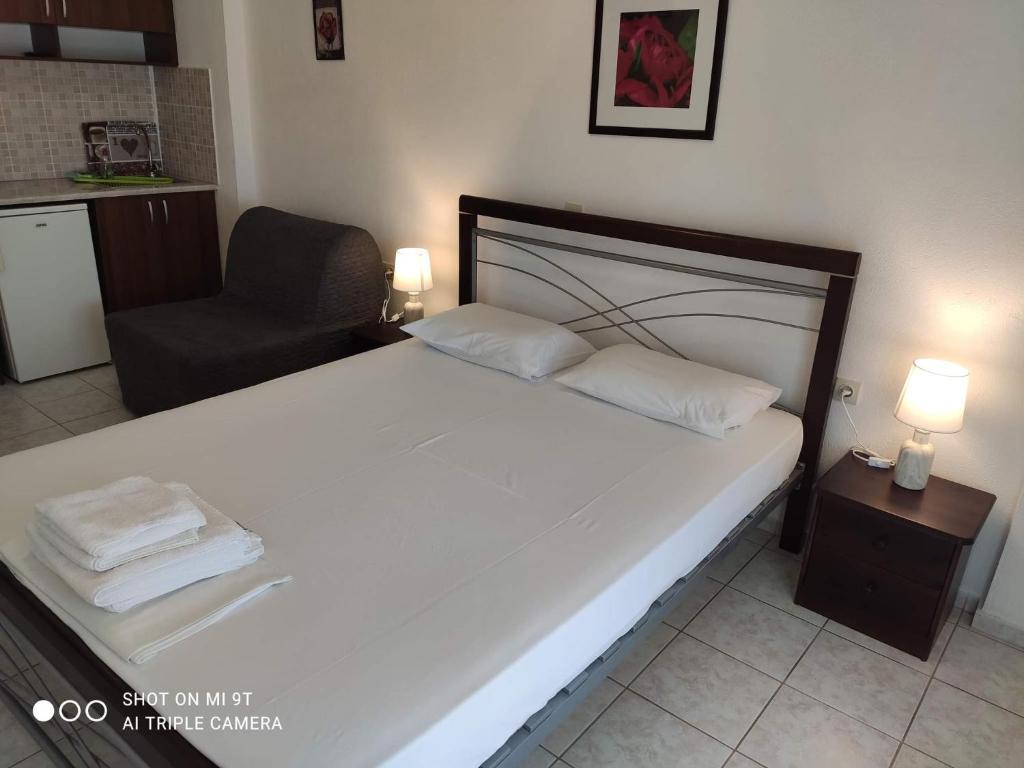 Postel nebo postele na pokoji v ubytování Sivota Rooms Athanasiou